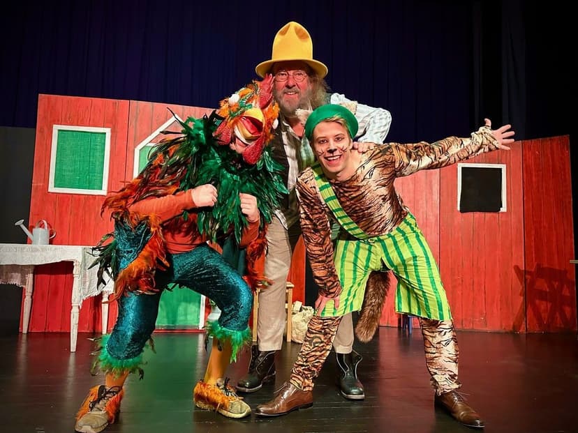 Tre skuespillere i kostymer